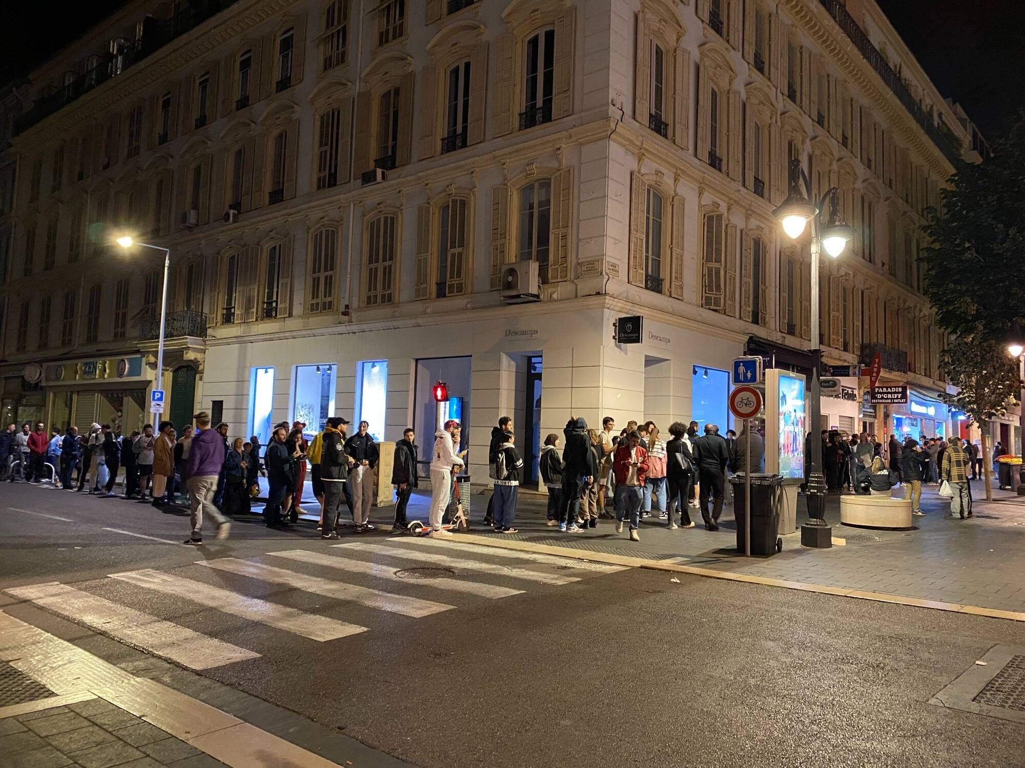 Près de 500 personnes font la queue en pleine nuit avenue Jean-Médecin à Nice, pour acheter le nouveau "Zelda"