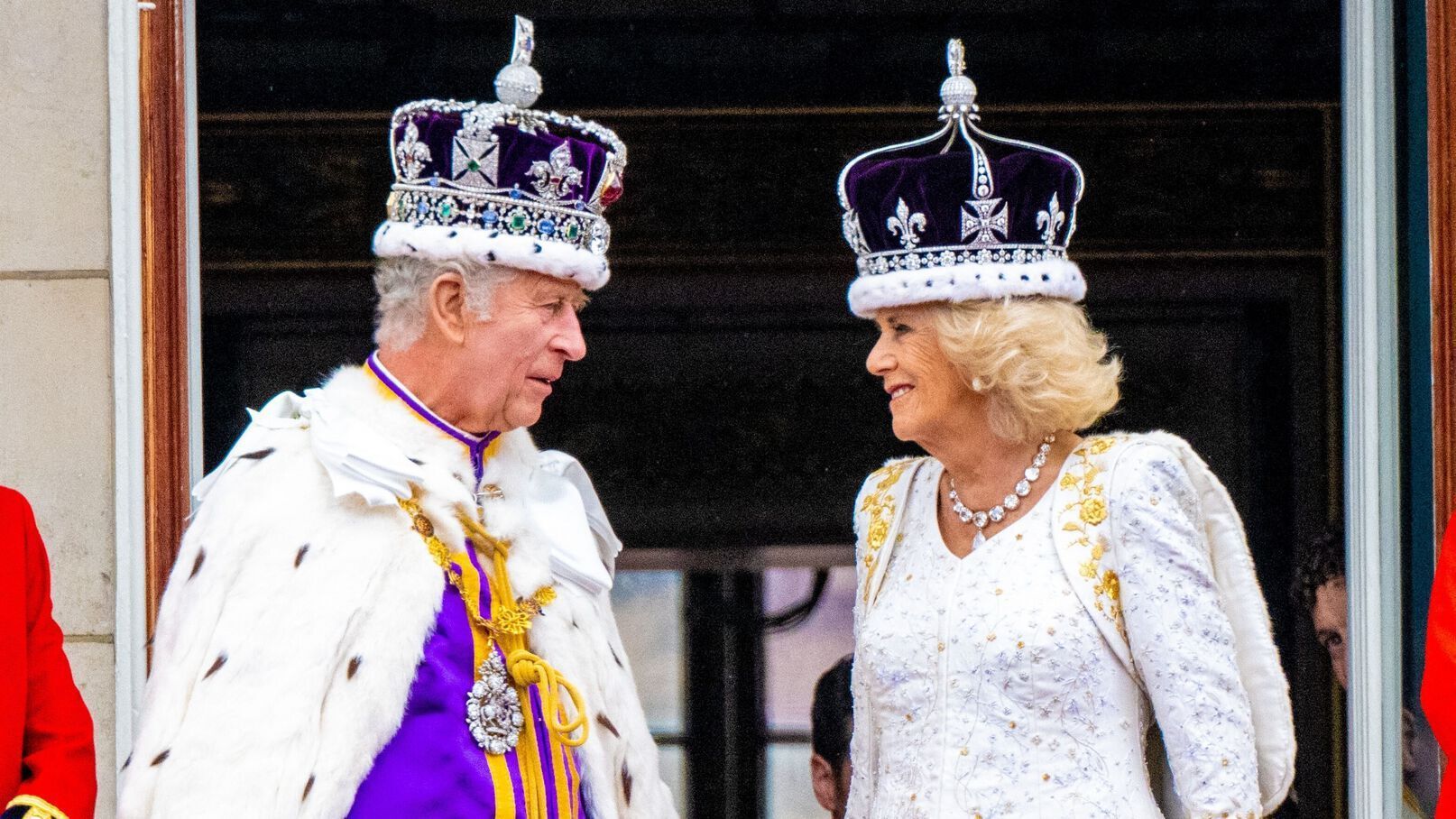 Couronnement de Charles III : la petite blague du roi à Camilla sur le balcon dévoilée