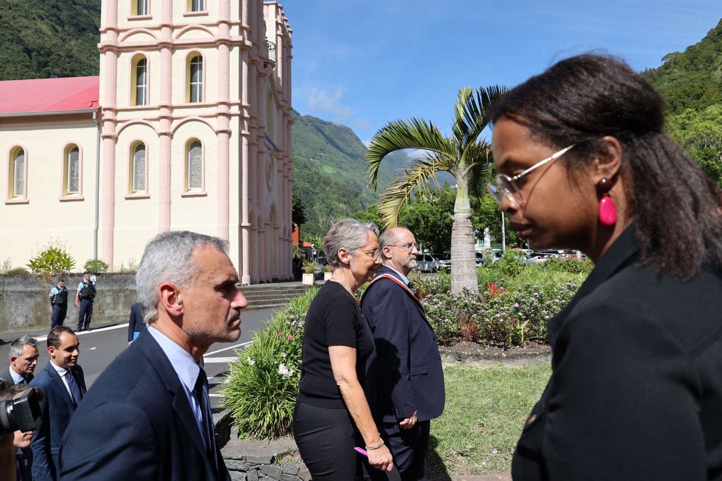 A La Réunion, Elisabeth Borne fait plusieurs annonces et évite les casseroles