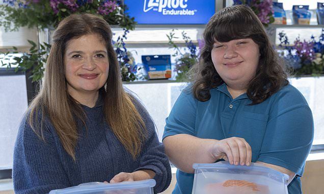 Alex Guarnaschelli whips up a meal with her look-alike daughter Ava