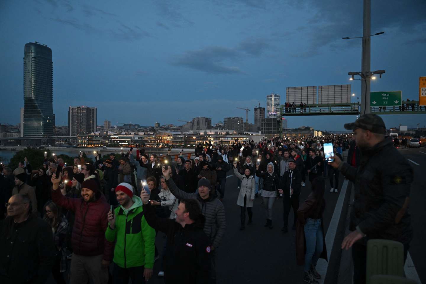 Après les tueries de masse en Serbie, des manifestants bloquent une autoroute de Belgrade