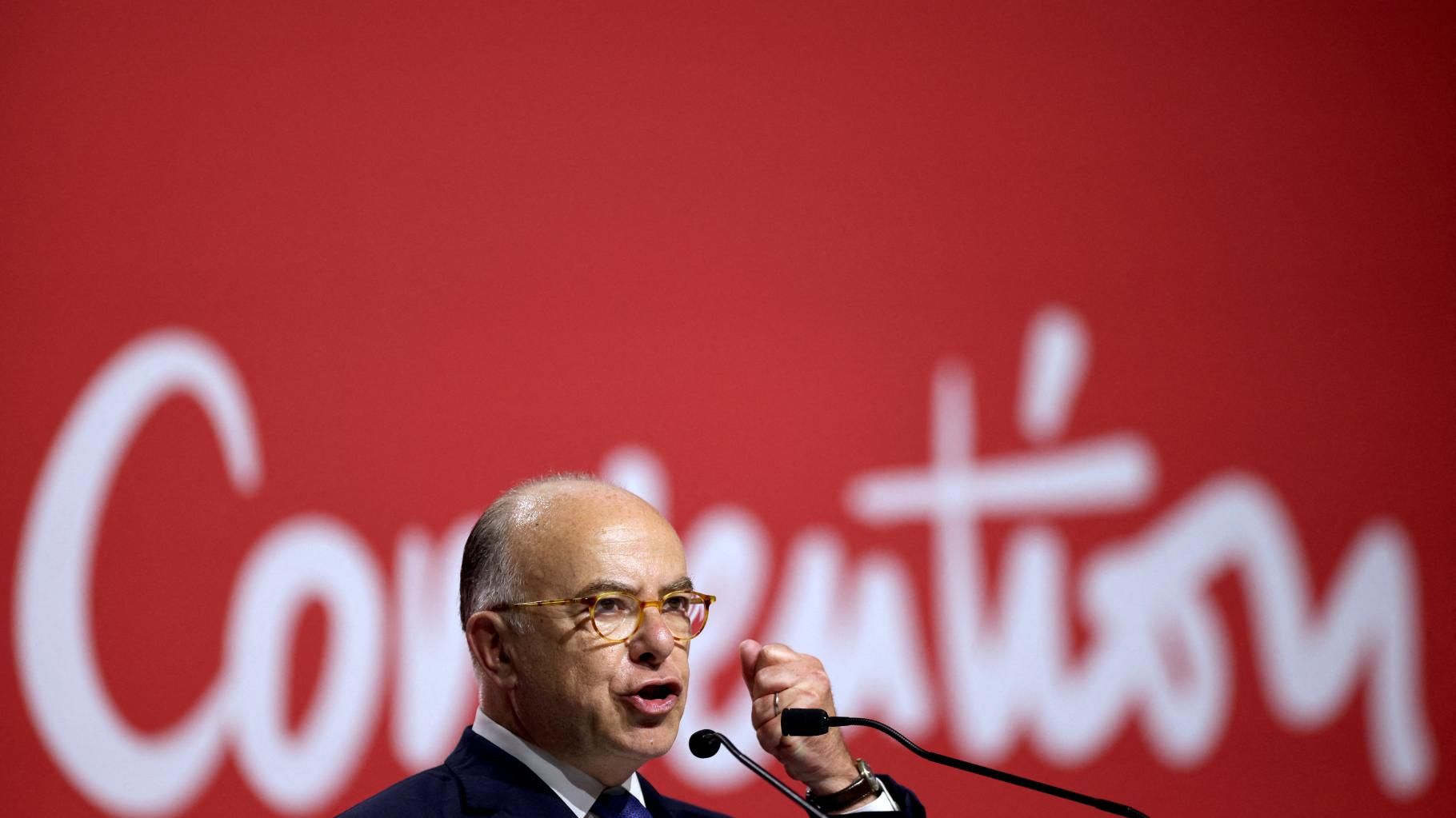 Bernard Cazeneuve accusé de " vomir son mépris " sur le Parti socialiste