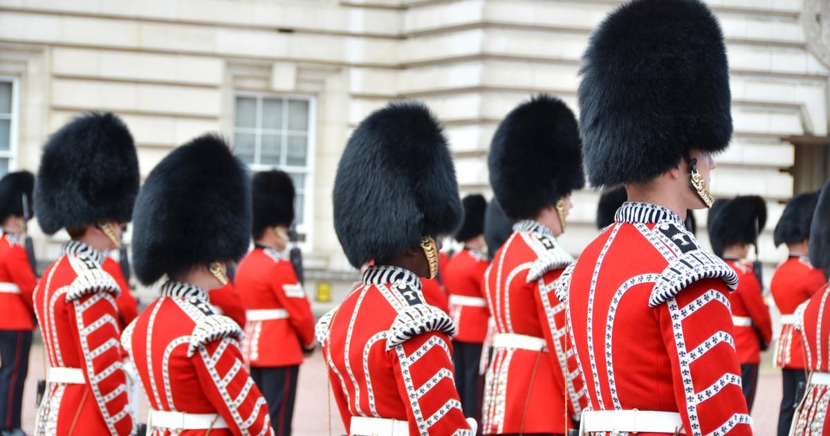 Royaume-Uni : sous le coup de la chaleur, des membres de la garde royale s'évanouissent pendant une parade