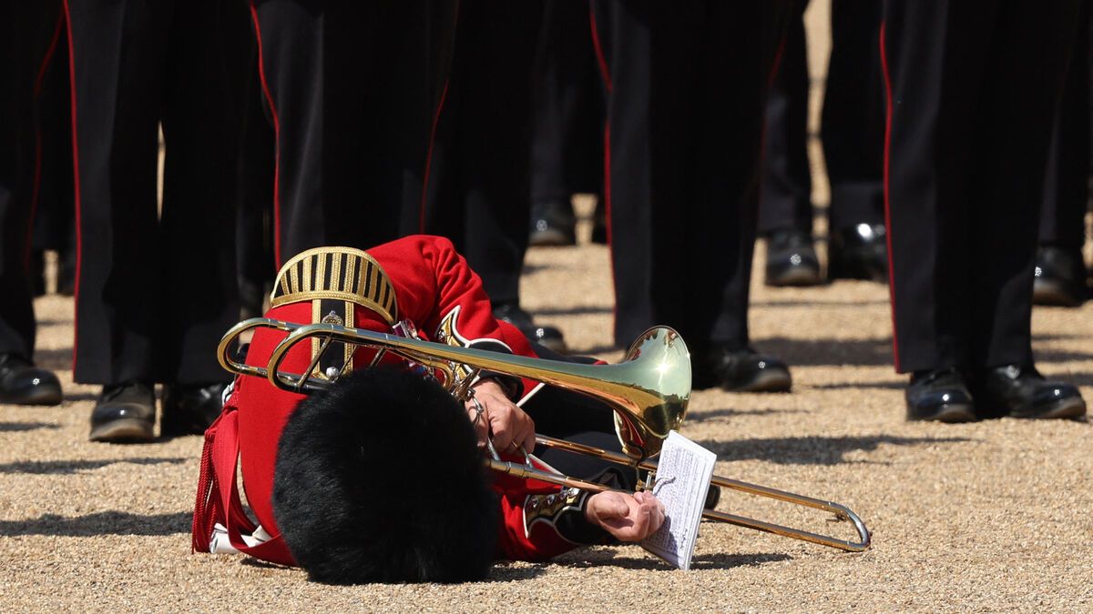 VIDÉO. Angleterre : au moins trois gardes royaux s’évanouissent lors de la " Revue du Colonel "