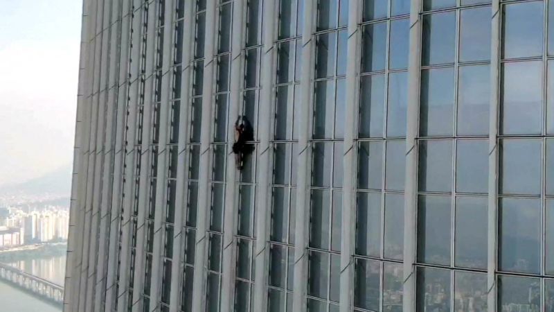 British man climbs 72 floors up the outside of South Korea's Lotte Tower in Seoul