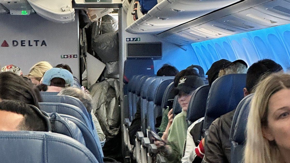 Emergency slide deploys inside Delta plane bound for LAX