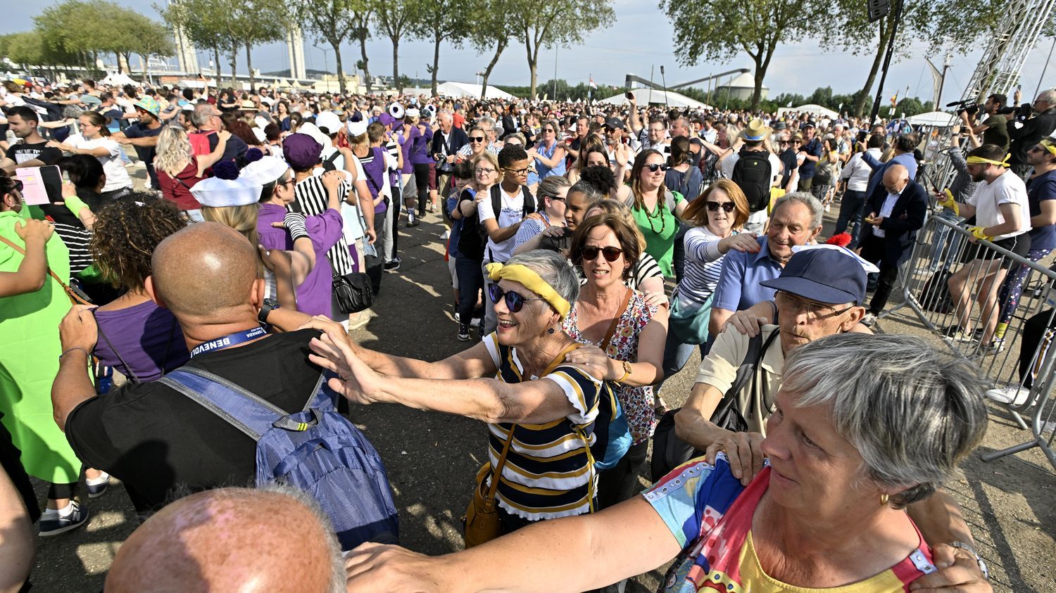 Armada de Rouen : le record de la chenille la plus longue du monde battu avec 3 940 participants