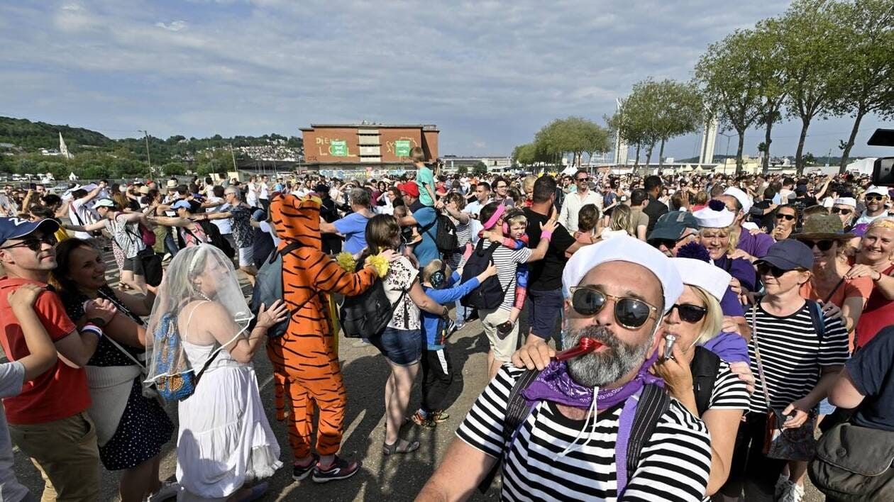 L’Armada de Rouen bat le record du monde de la plus grande chenille en rassemblant 3 940 personnes