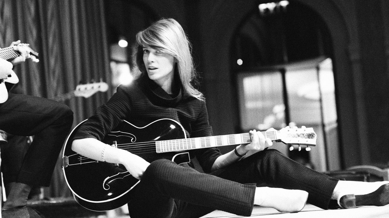 "Au revoir, Françoise Hardy" : à l'étranger, les artistes saluent une icône française de la pop admirée sur la scène internationale