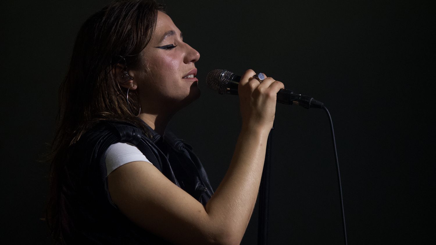 Izïa Higelin aux Francofolies malgré ses propos polémiques sur Emmanuel Macron : "Ce n'est pas dans la tourmente qu'on abandonne les gens qu'on aime", justifie le directeur du festival