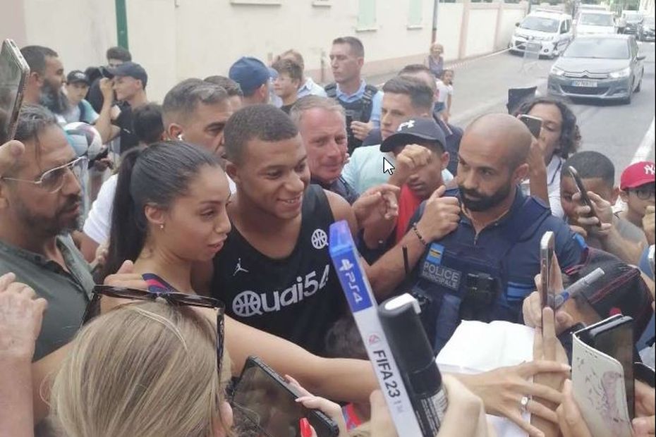 VIDÉO. "C'est juste hallucinant" : Kylian Mbappé s'entraîne dans un petit village du Vaucluse et surprend les habitants