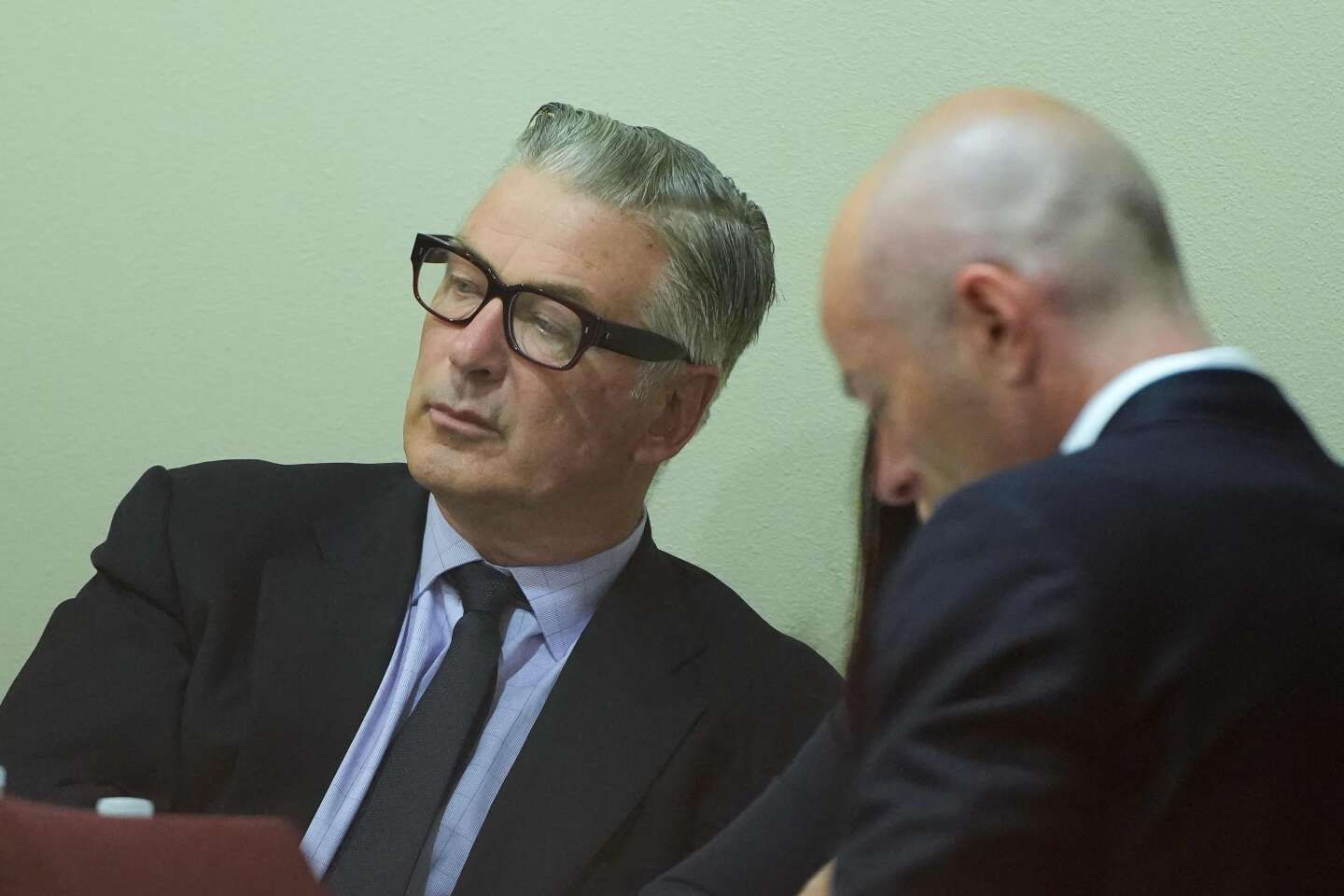 Procès Alec Baldwin : le procès suspendu après la découverte de nouvelles balles