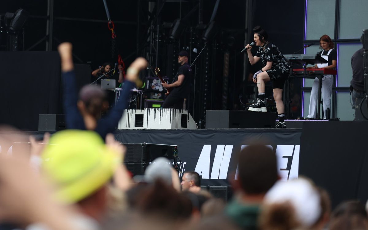 " Je n’ai plus peur de monter sur scène " : aux Vieilles Charrues, Hoshi livre un concert empli de sincérité [Vidéo]