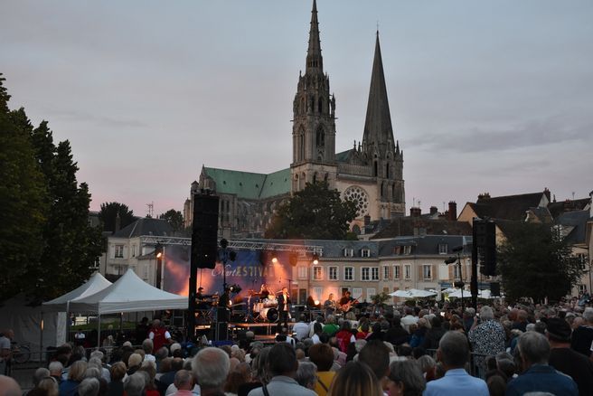 La groupie du pianistes a animé la place Châtelet à Chartres !