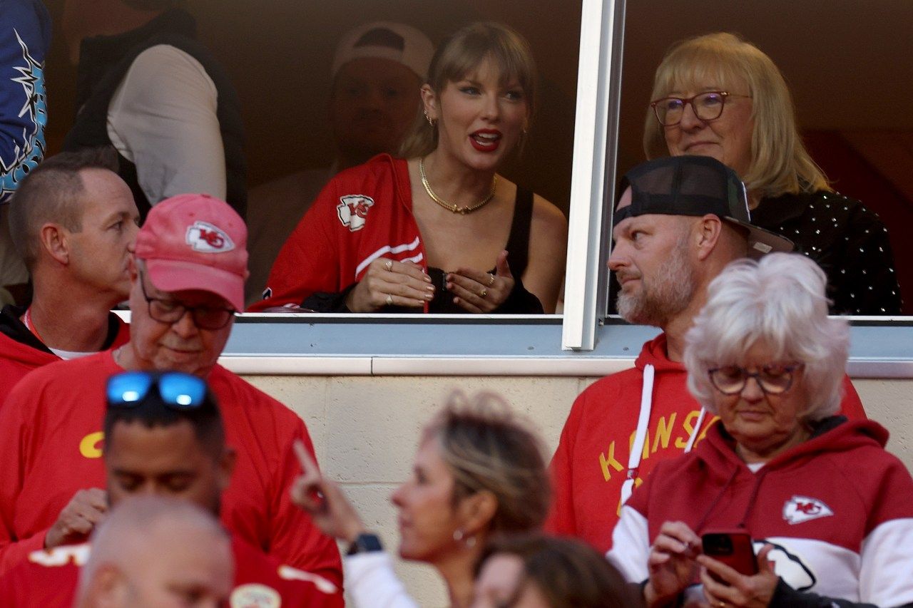 Taylor Swift shows up for third time