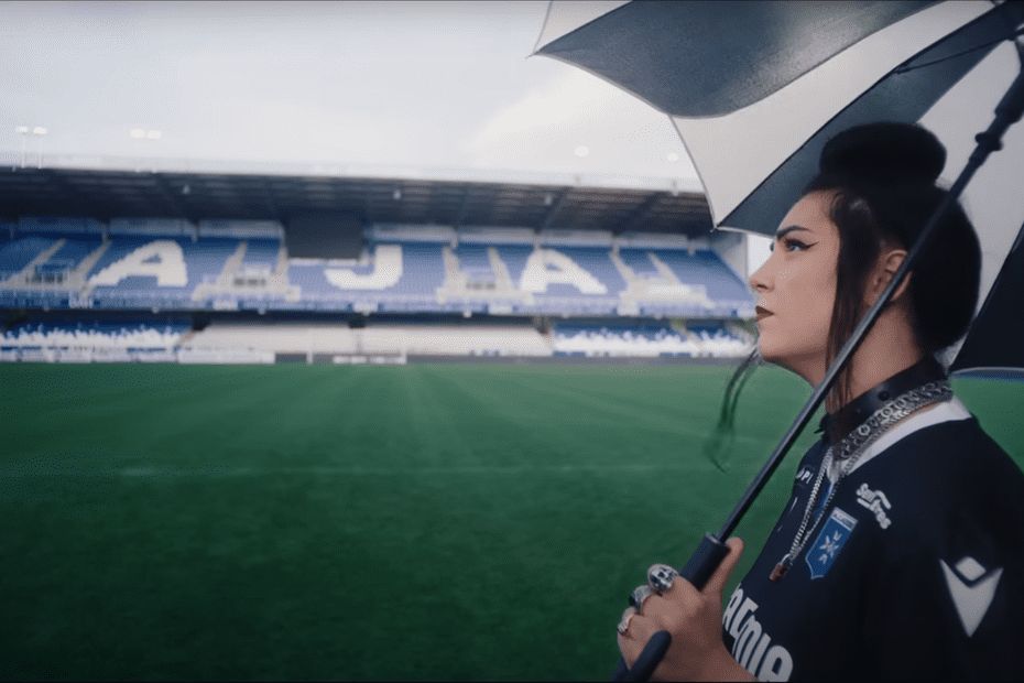 "Sa chanson a touché beaucoup d'Auxerrois" : quand Hoshi chante son grand-père, fan de l’AJ Auxerre, à l'Abbé-Deschamps