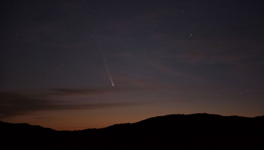 Où, quand et comment observer "la comète du siècle", visible dans le ciel de France pendant quelques nuits ?