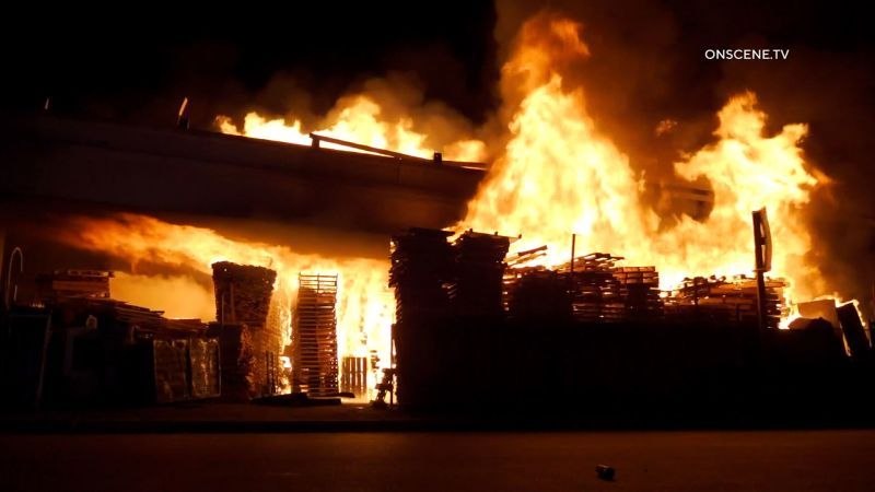 LA pallet fire causes 1-10 freeway closure