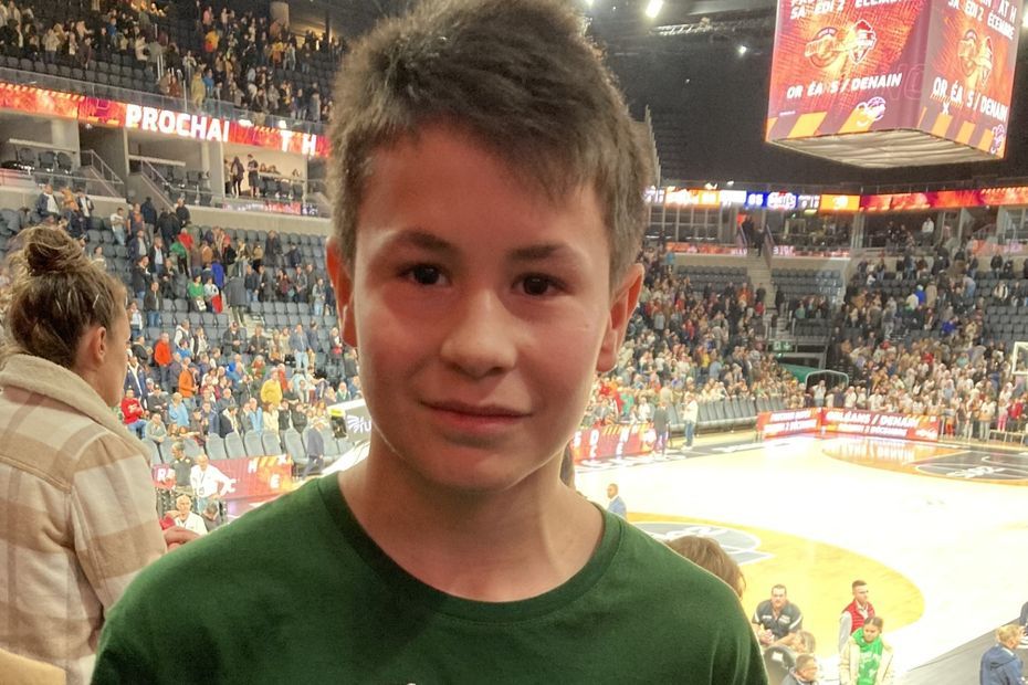 VIDÉO. Basket : à 13 ans, il marque un panier depuis le mi-terrain et gagne un vélo à 6 000 euros devant le public d'Orléans