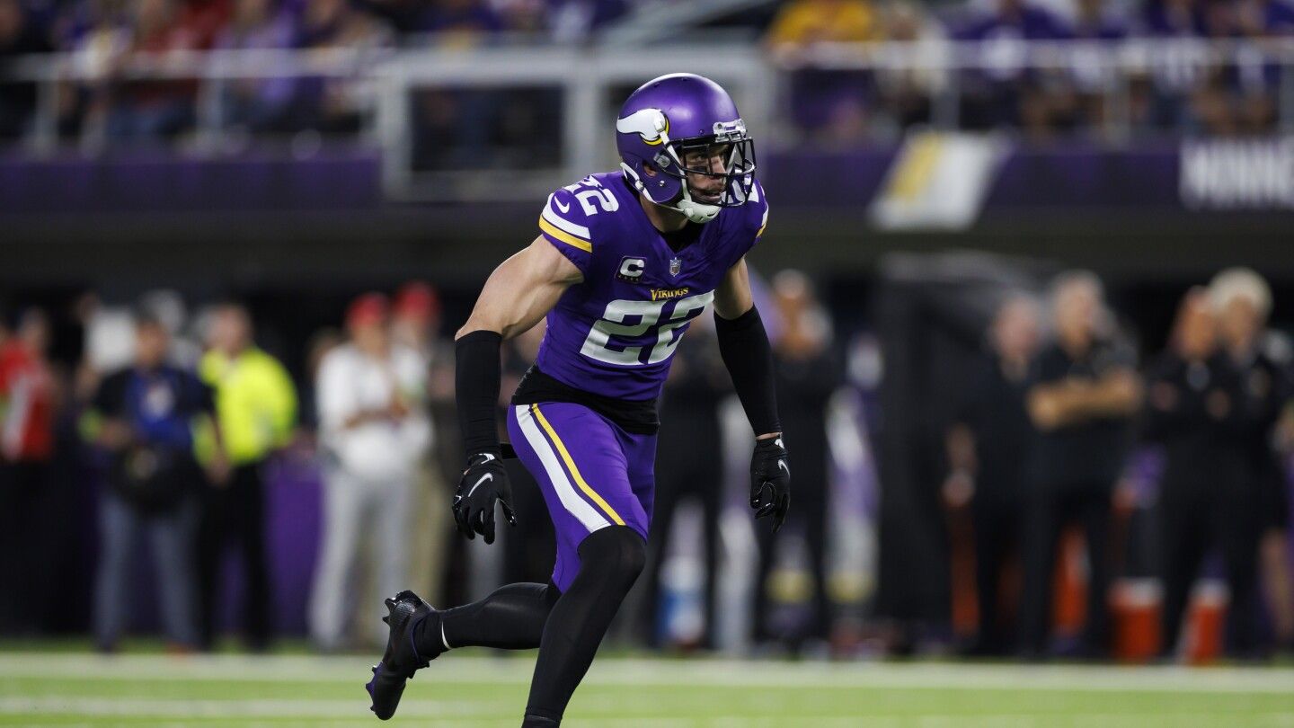 Harrison Smith agrees to remain with Vikings on reworked contract