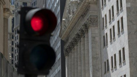 Wall Street termine en baisse, la chute du moral des consommateurs pèse