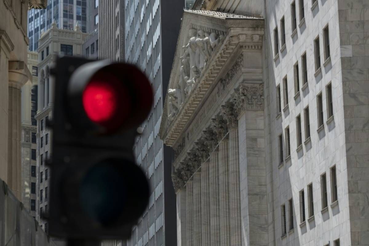 Wall Street termine en baisse, la chute du moral des consommateurs pèse