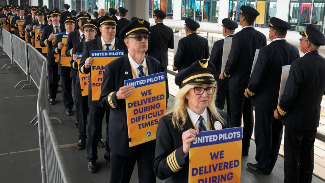 United Airlines pilots picket for higher pay