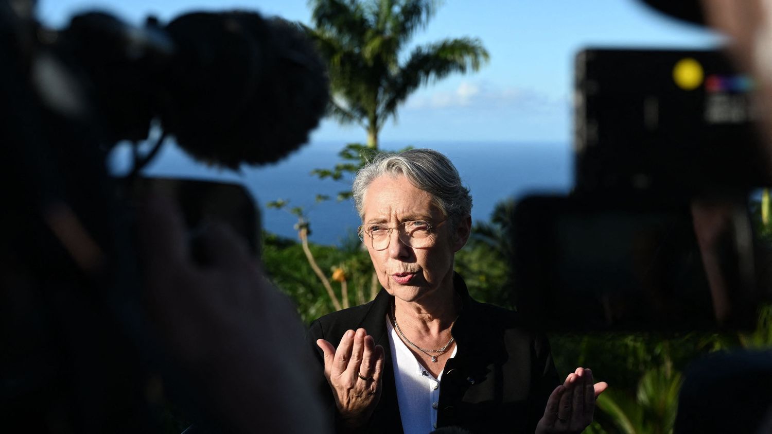 "Il n'y a pas du tout de pause dans l'ambition climatique" de la France, assure Elisabeth Borne