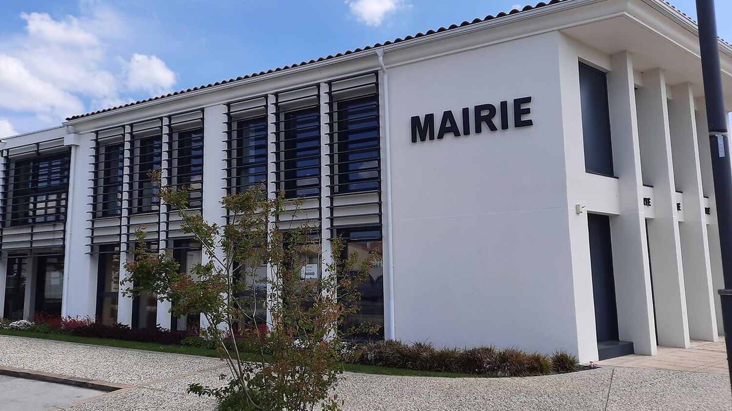 Vendée : la mairie de Longeville-sur-Mer visée par des tirs de fusil