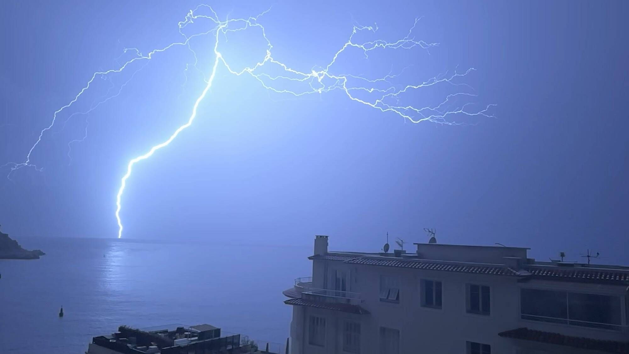 Les Alpes-Maritimes frappées par des orages la nuit dernière: vos plus belles photos des éclairs