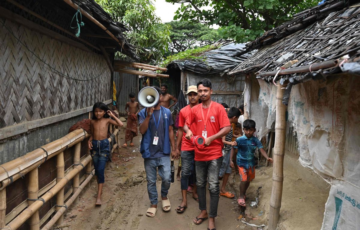 Bangladesh : Des réfugiés rohingyas évacués avant le passage du cyclone Mocha