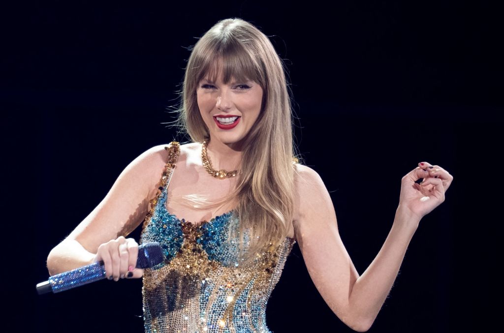 Taylor Swift Shouts Out to Blake Lively’s Kids at Philadelphia Show