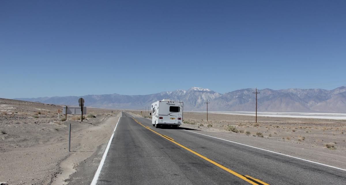 Le camping-car force le passage pour doubler, ça se termine en spectaculaire sortie de route