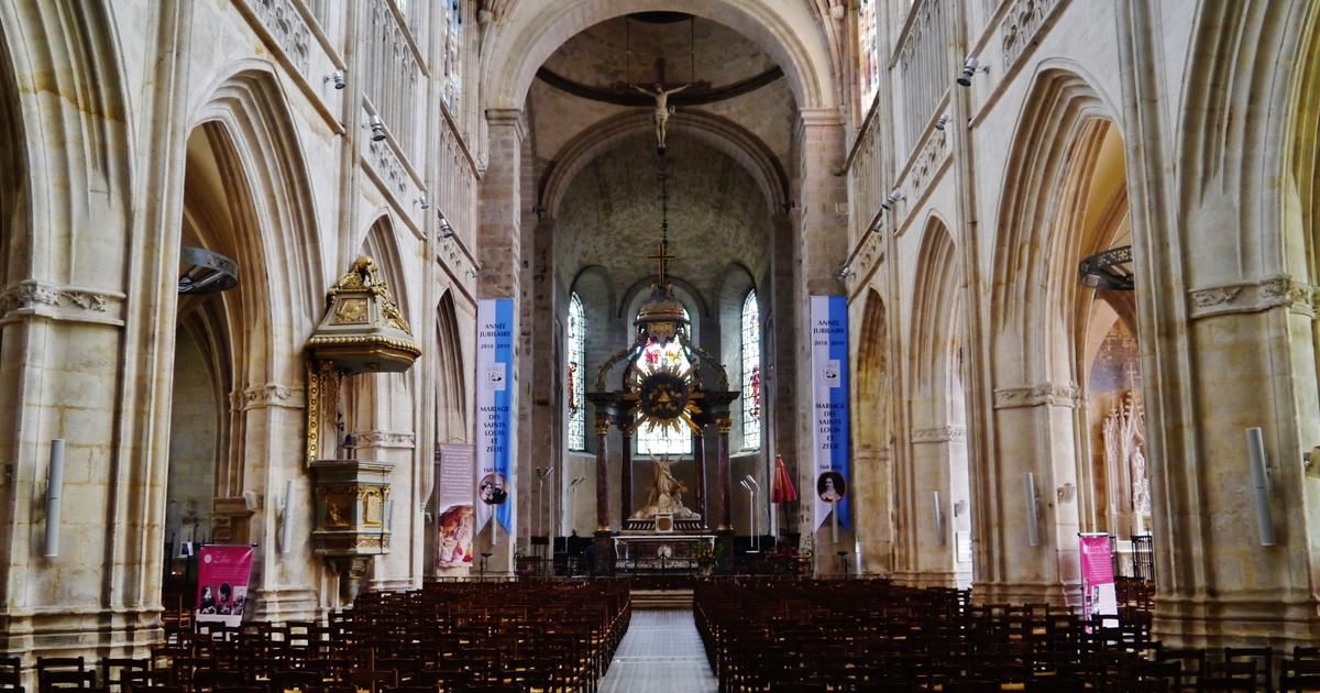 Des sans-papiers occupent la basilique d'Alençon alors que la préfecture leur avait payé l'hôtel