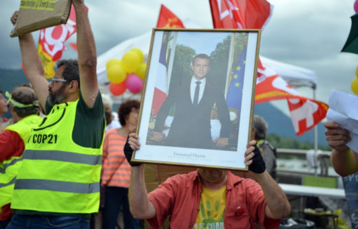 Un élu RN remplace le portrait de Macron… par une miniature