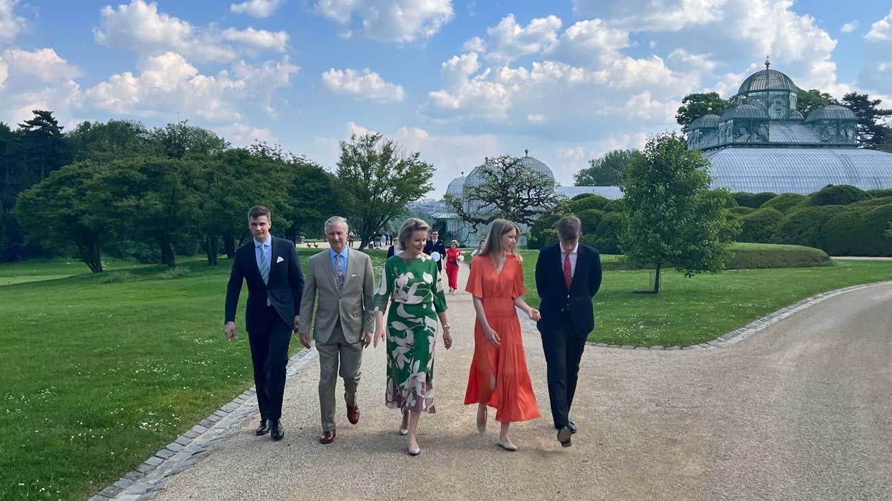 La première garden-party du roi Philippe et de la reine Mathilde : 600 invités célèbrent les 10 ans de règne dans les jardins du château de Laeken