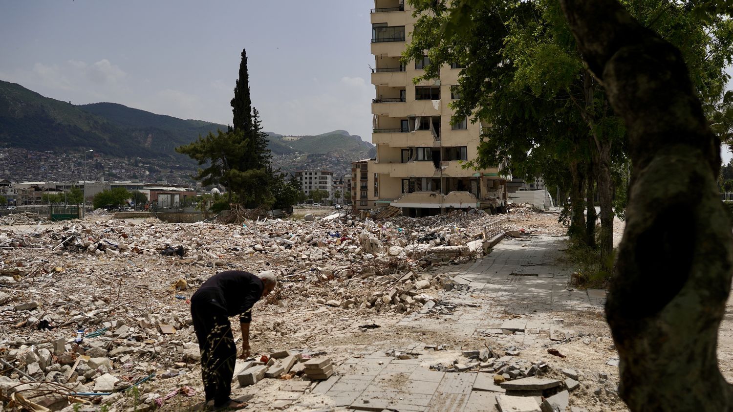 les rescapés des séismes se sentent "oubliés" et rêvent d'"un changement politique profond"