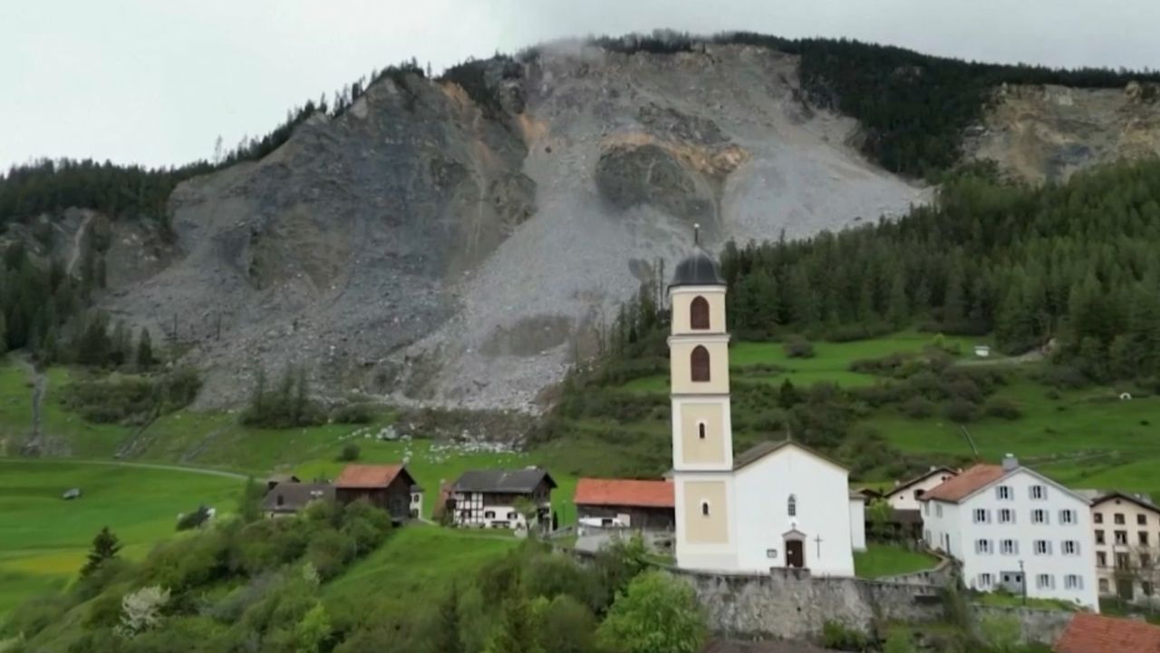 VIDÉO - Ce village suisse qui pourrait être écrasé par l'effondrement d'un pan de montagne