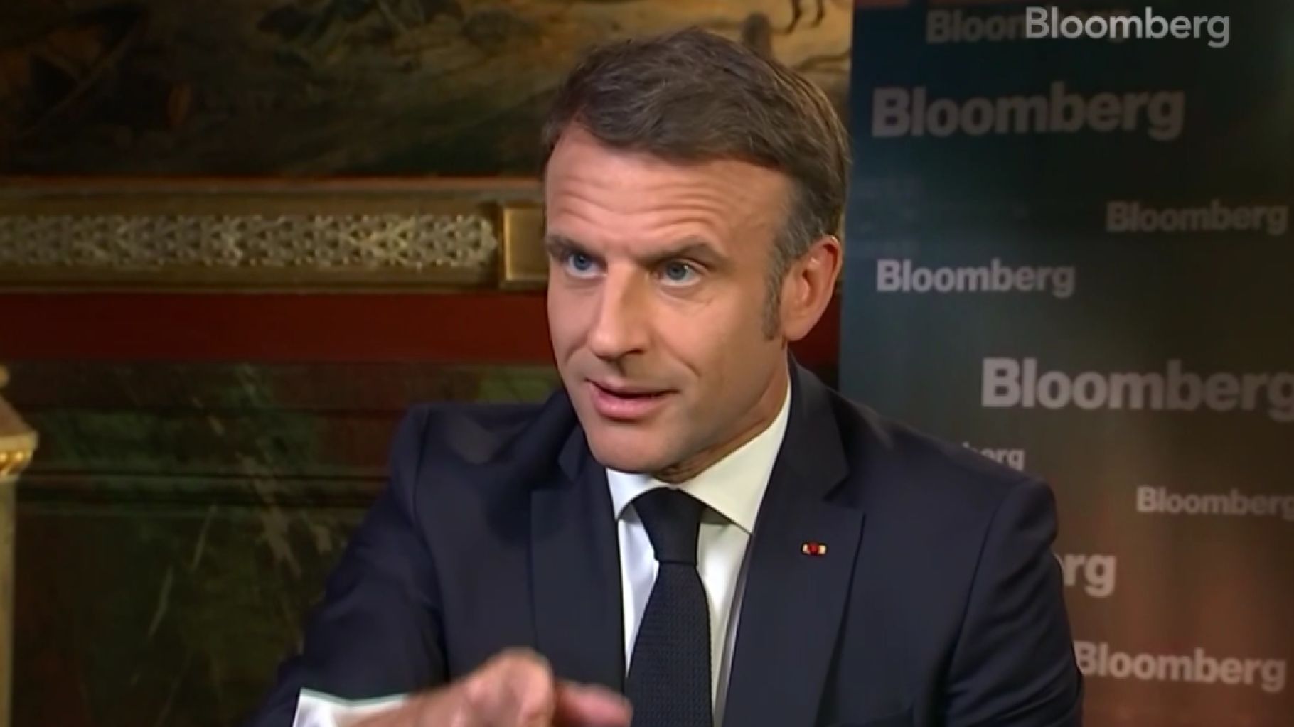 Emmanuel Macron hausse (un peu) le ton face à TotalEergies qui menace de quitter la bourse de Paris