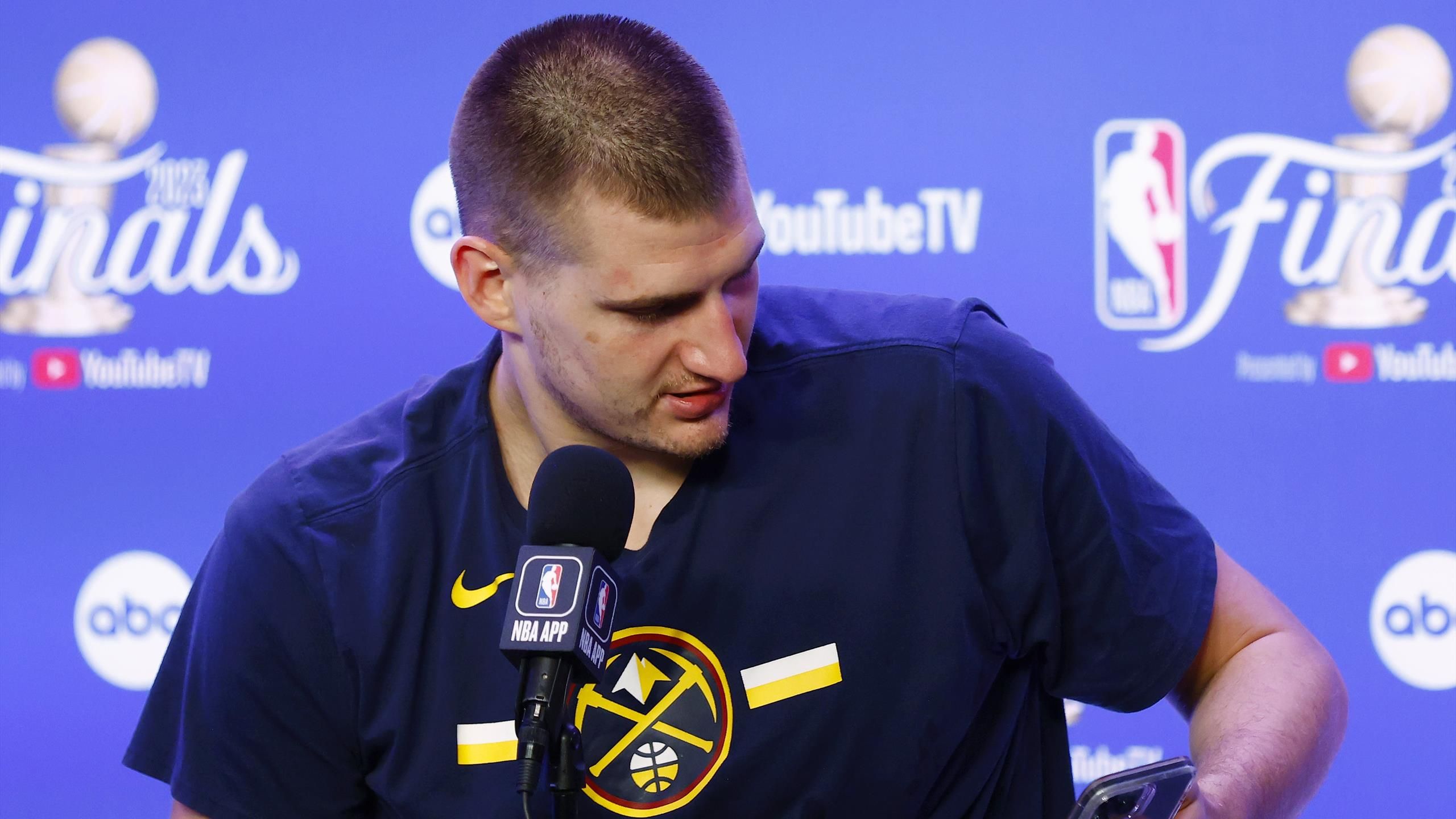 NBA - Quand Nikola Jokic constate que son téléphone est saturé de messages après le titre NBA de Denver