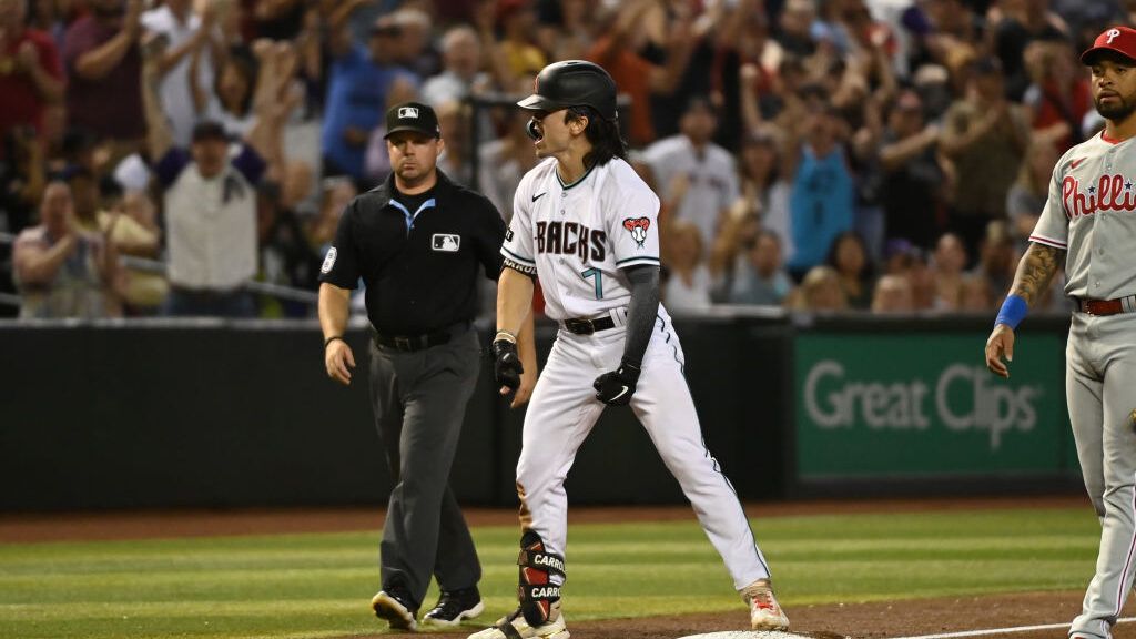 Lovullo's ejection sparks D-backs to 8 straight runs, win vs. Phillies