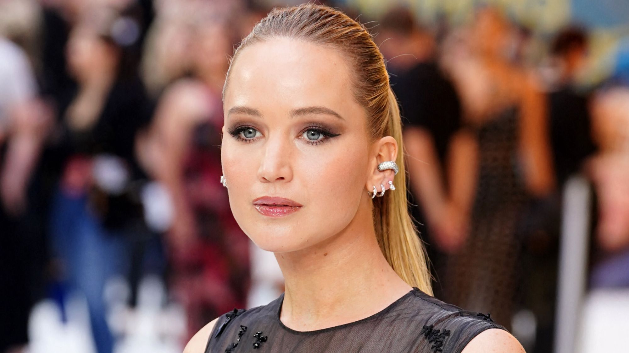 Jennifer Lawrence : spectaculaire dans une robe transparente, elle dévoile ses dessous sur le tapis rouge