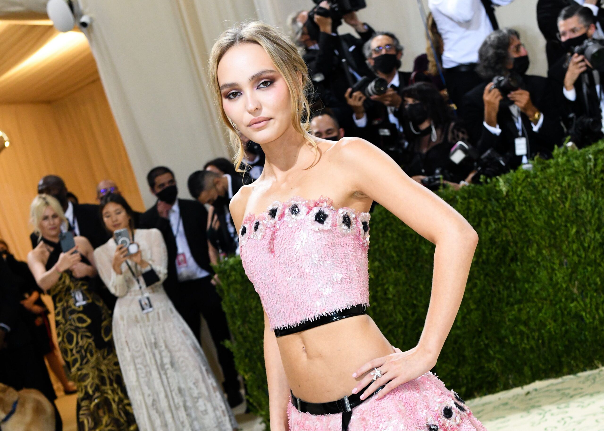 Lily-Rose Depp : avec des mèches roses et un body qui dévoile sa poitrine, elle se montre outrageusement hot !