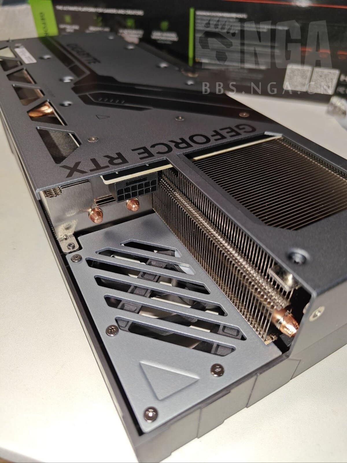 Gigabyte revoit la conception de sa RTX 4090 WindForce pour déplacer le connecteur 12VHPWR