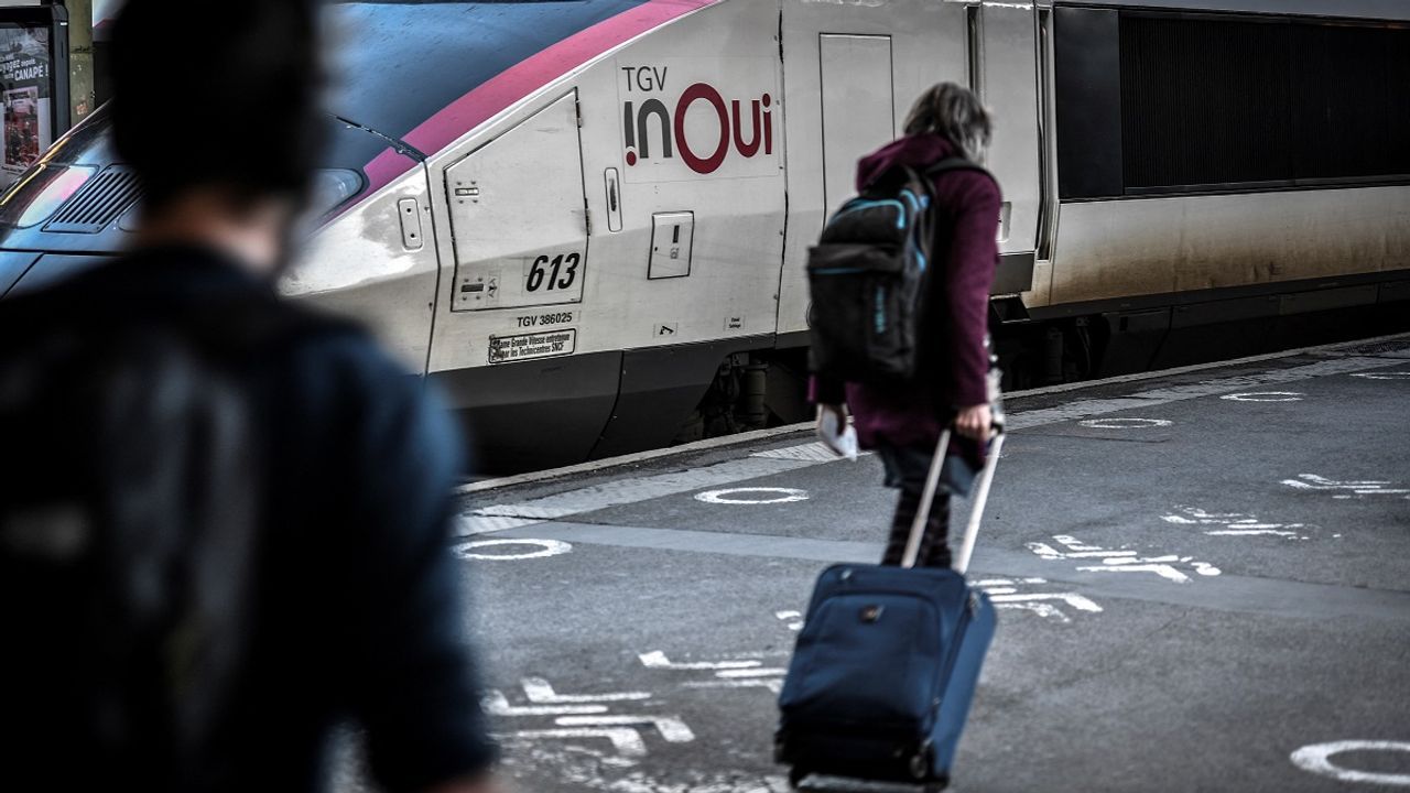 VIDÉO - SNCF : mais pourquoi les billets sont-ils si chers cet été ?