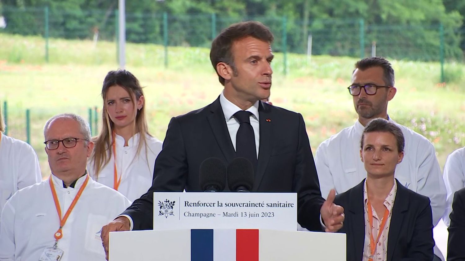 Emmanuel Macron s'engage à relocaliser la production de 50 médicaments, dont 25 "dans les prochaines semaines"