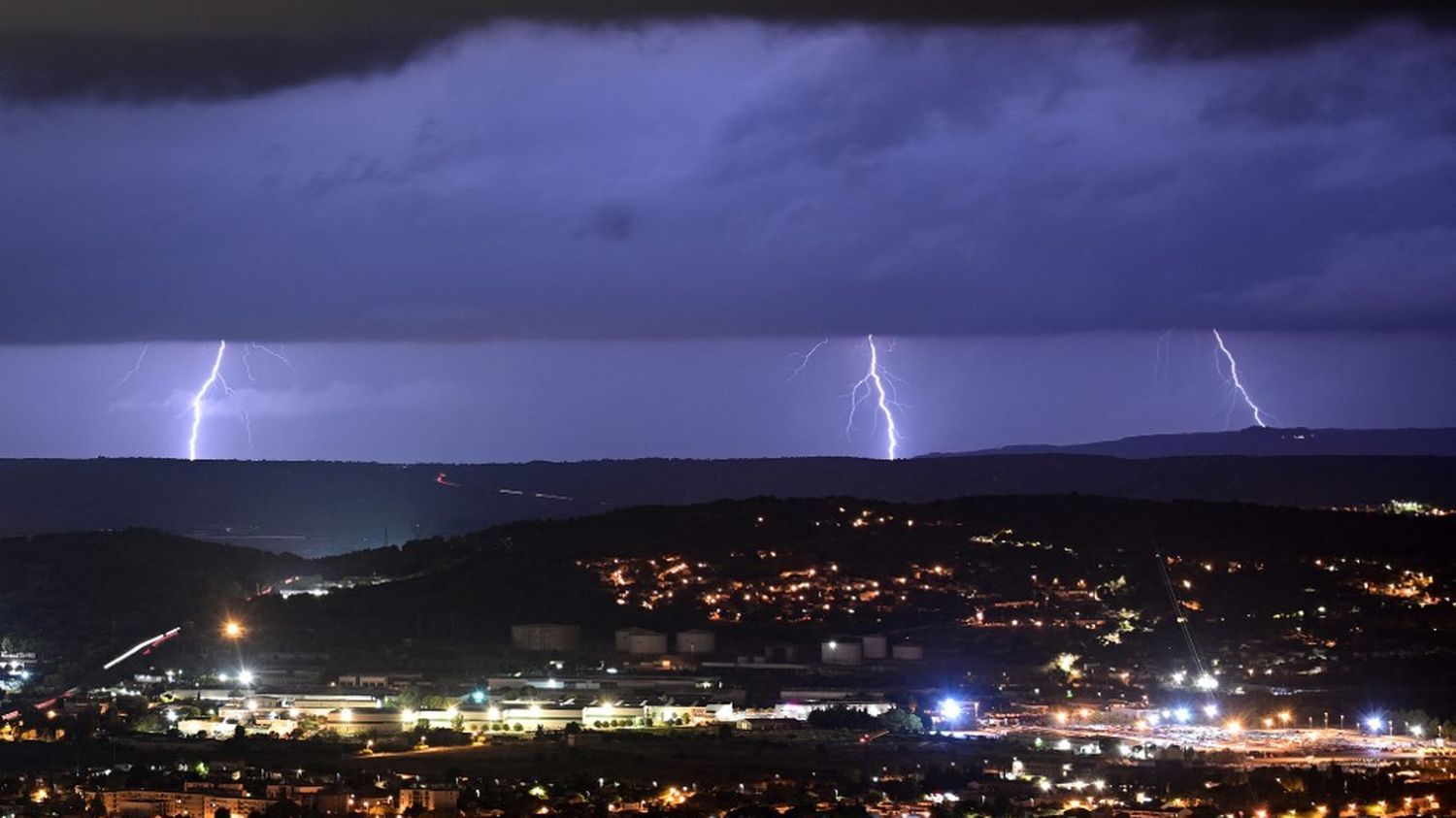 Le département des Bouches-du-Rhône placé en vigilance orange en raison des risques d'orages, de pluie et d'inondations