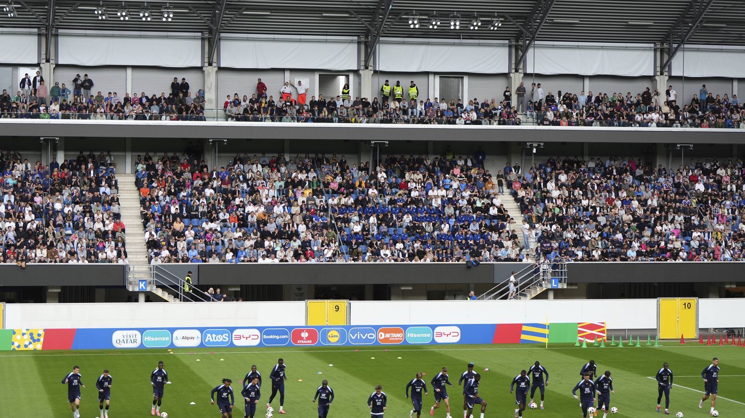 Euro 2024 : un bel accueil mais peu d'interactions pour les Bleus devant les supporters à Paderborn