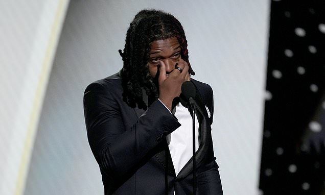 ESPYs: Damar Hamlin breaks down in tears as he presents award to team who saved his life