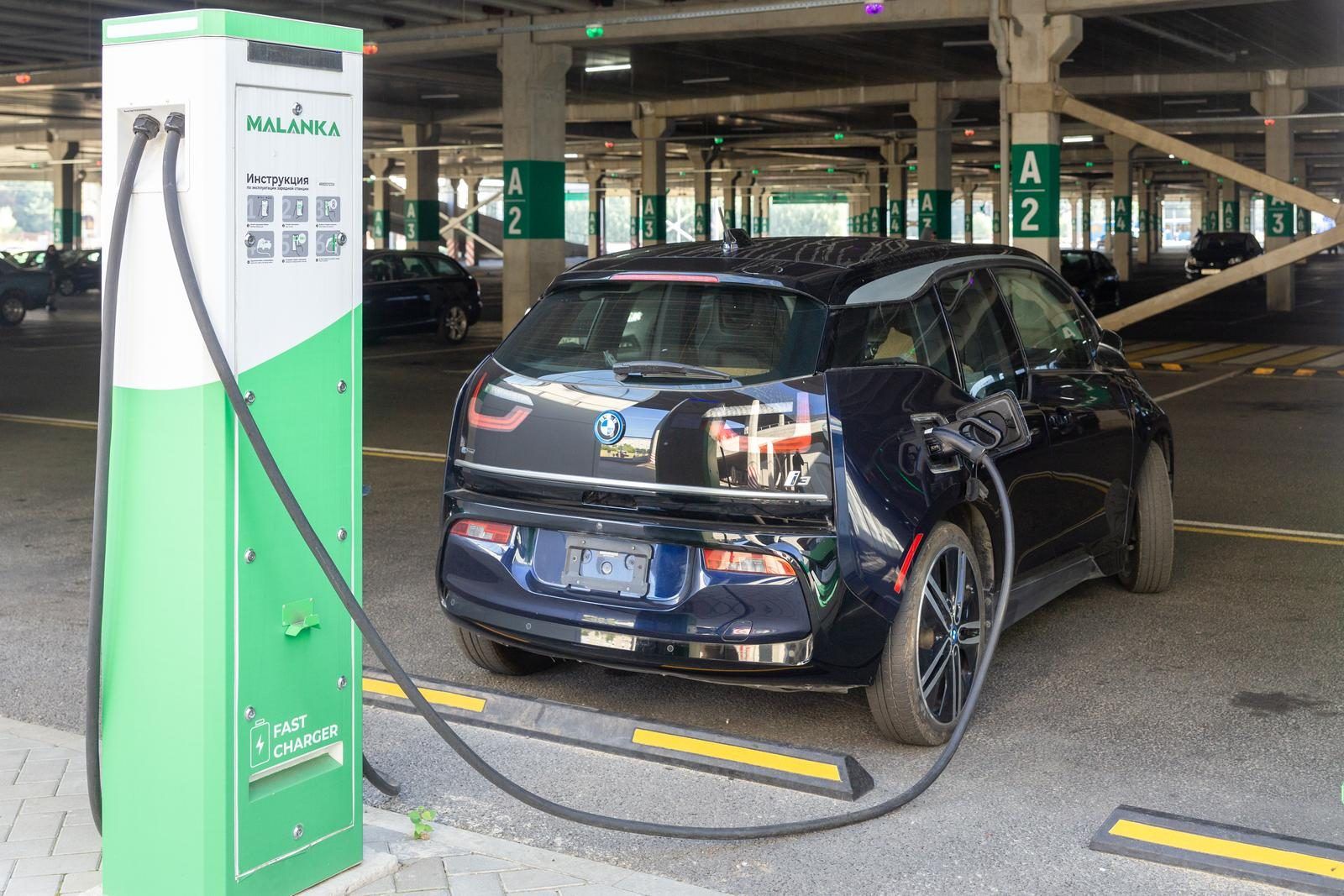 Voitures électriques : le "passeport" batterie adopté, ce que ça va changer